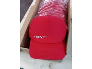 Casquette rouge  filet avec brodrerie 1 couleur blanche