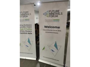 Roll-up structure design premium en 85cm pour Future Minerals Forum